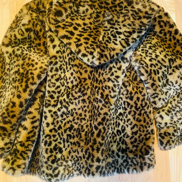 Girls Leopard Coat Large - Picture 2 of 10